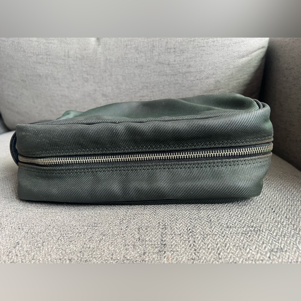 Louis Vuitton Taiga Leather Dopp kit toiletries bag. - Picture 5 of 15